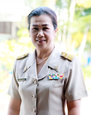 นางระวิวรรณ  ล่ำสัน