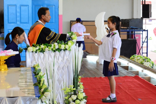 พิธีมอบประกาศนียบัตรผู้สำเร็จการศึกษา ป.6 ปีการศึกษา 2559